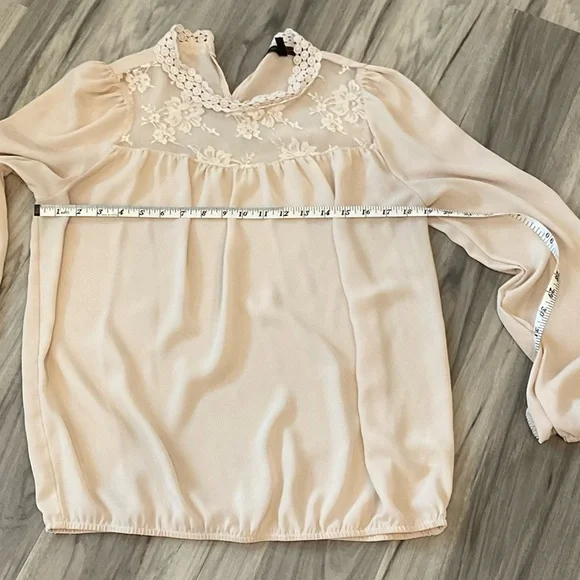 BCBGMaxAzria Cream Floral Lace Blouse Size M Excellent Condition - Picture 7 of 9